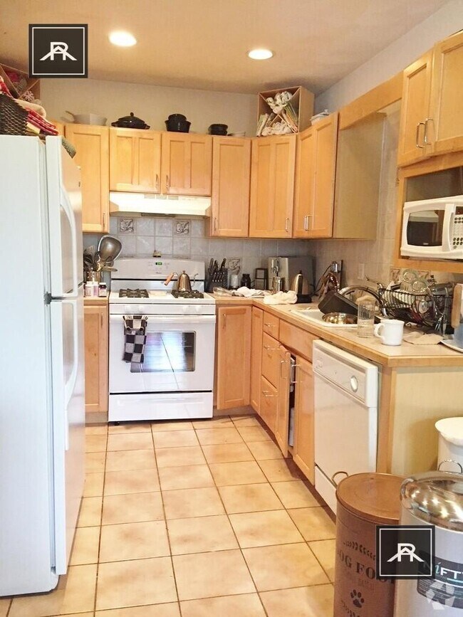 Building Photo - 3 bedroom in Brookline MA 02445 Unit 2 Rental