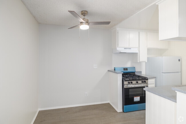 1BR, 1BA - 520SF - Dining Room