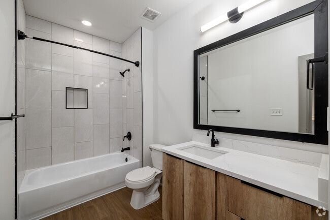 2BR, 2BA - 1,044SF - Bathroom