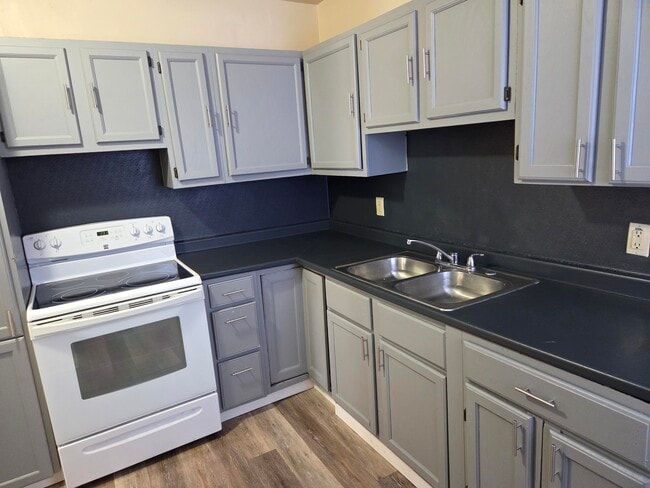 Building Photo - 2931 N Newton Ave