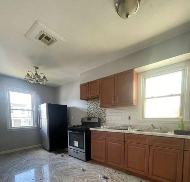 Building Photo - 70 Warner Ave Unit 2 Rental