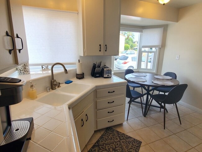 Photo - 1558-1564 Ebers St Unit 1564