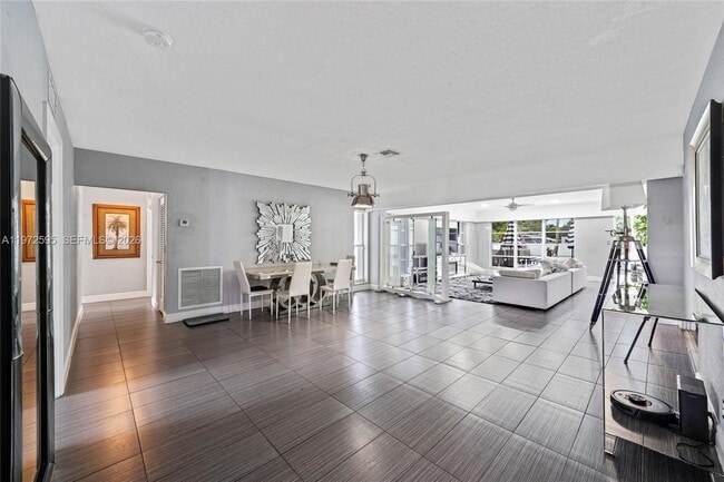 Photo - 2534 Monroe St