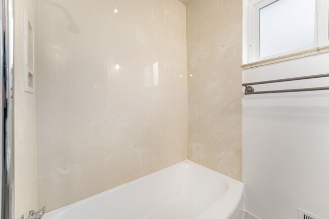 Photo - Discover comfort and convenience in this u...