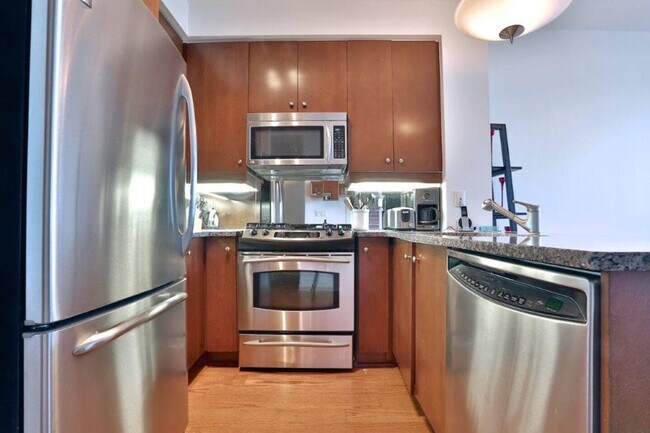 Photo - 18 Yorkville Ave Unit ID1022941P