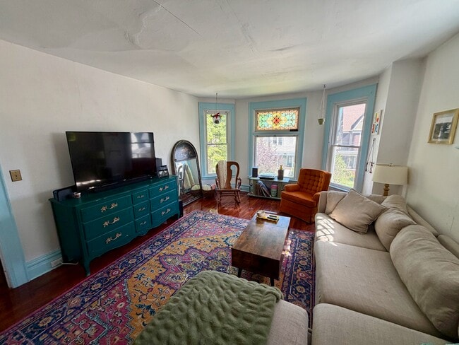 Living Room - 610 Parkwood St NE Unit Apt 2