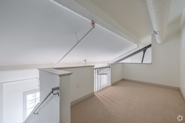 1BR, 1BA - 684SF