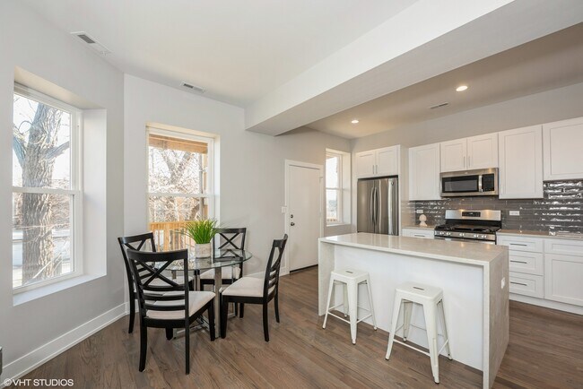 Photo - 5021 S Indiana Ave