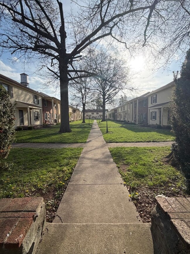 Building Photo - 2 Bedroom In Meadowthorpe !