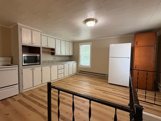 Building Photo - 8 Pine St Unit 201 Rental