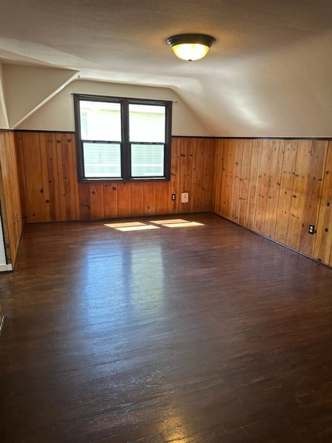 Building Photo - Cozy 1-Bedroom, 1-bath Upstairs Apartment In Southwest Eugene!