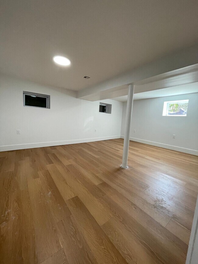 Unit 1 - 156 Woodlawn Ave Unit 1