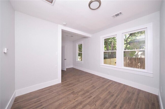 Photo - 206 W 45th St