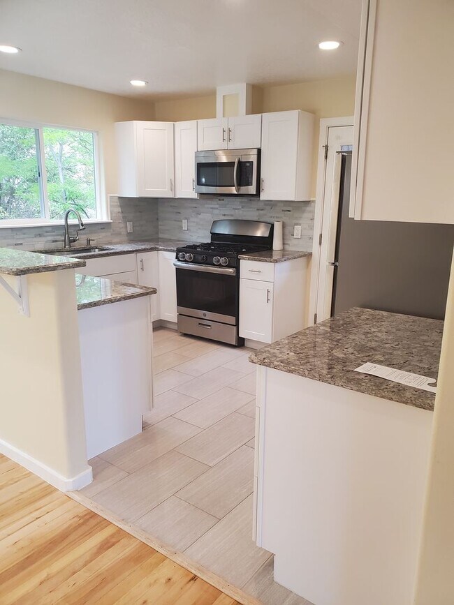 Building Photo - Five bedroom home close to Aspen School