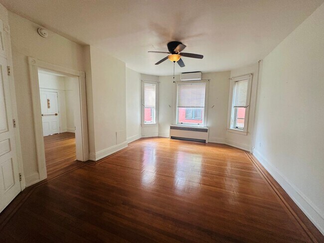 Building Photo - 727 S George St Unit 2nd Floor