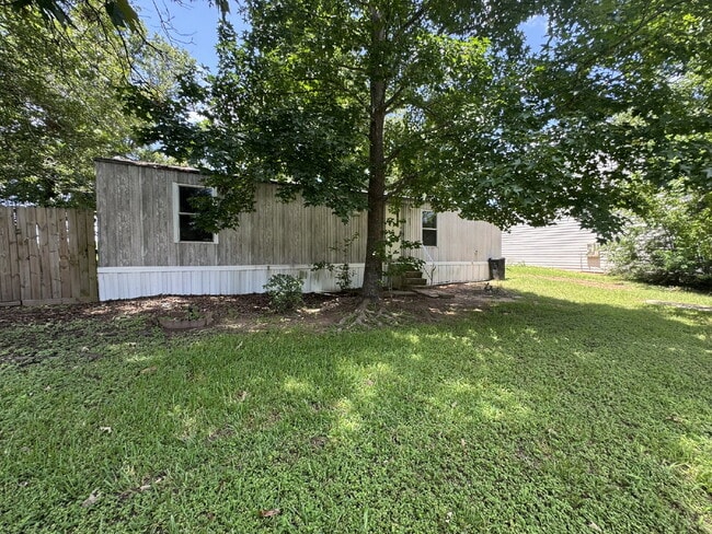 Building Photo - Easy, low-maintenance living in this well-... Rental