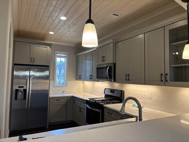 Photo - 999 Lennox Blvd