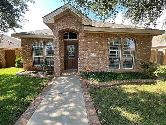 Building Photo - Comfy 3 bd/2 bth home in quiet neighborhood. Walk to the grocery store. 10 minutes to downtown. A...