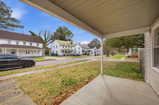 Photo - WOWZA! BEAUTIFUL 4 BED, 2 FULL BATH TOWNHOME FOR RENT IN PORTSMOUTH!