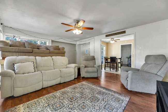 Photo - 520 Helena St