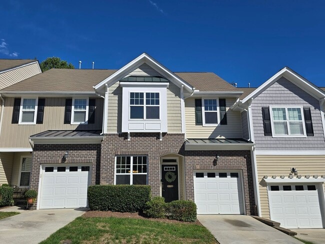 Building Photo - Spacious 3BR, 2.5BA Townhome with Loft & H...