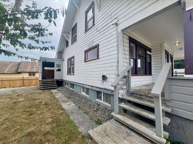 Photo - 875-879 Donnelly Ave Unit 877