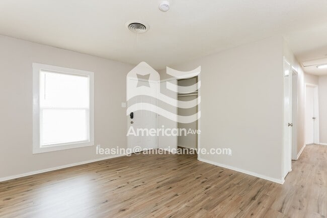 Photo - 922 W 54th St