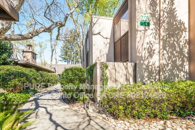 Photo - 2229 Woodside Ln