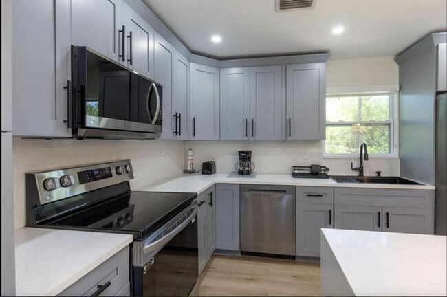 Photo - 16932 Aintree Dr W