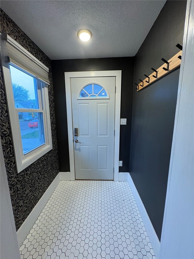 Photo - 115 W 6th St