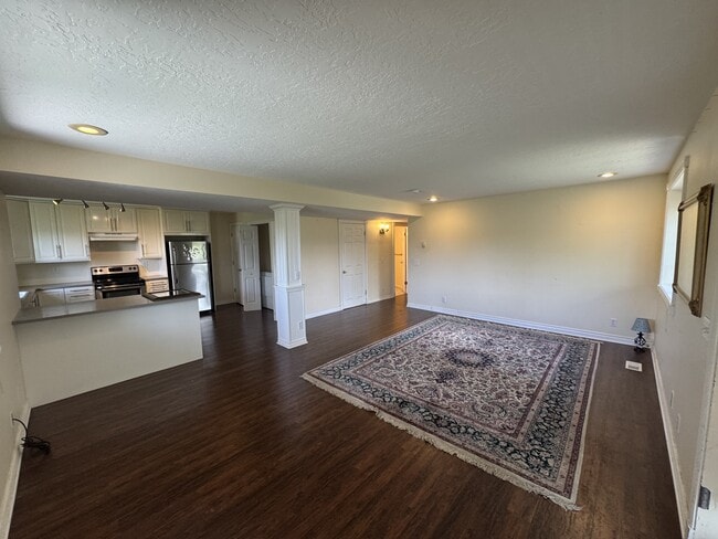 Building Photo - 340 Rainbow Ln