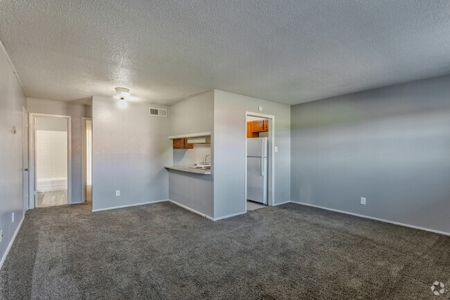 1BR, 1BA - 650 SF - Living/Dining Area