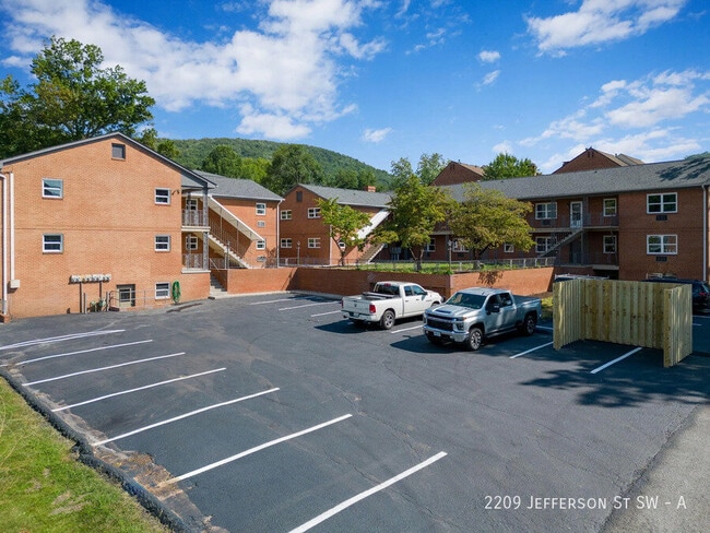 Building Photo - 2209 Jefferson St SW Unit A