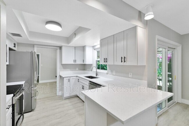 Photo - 3326 Young St