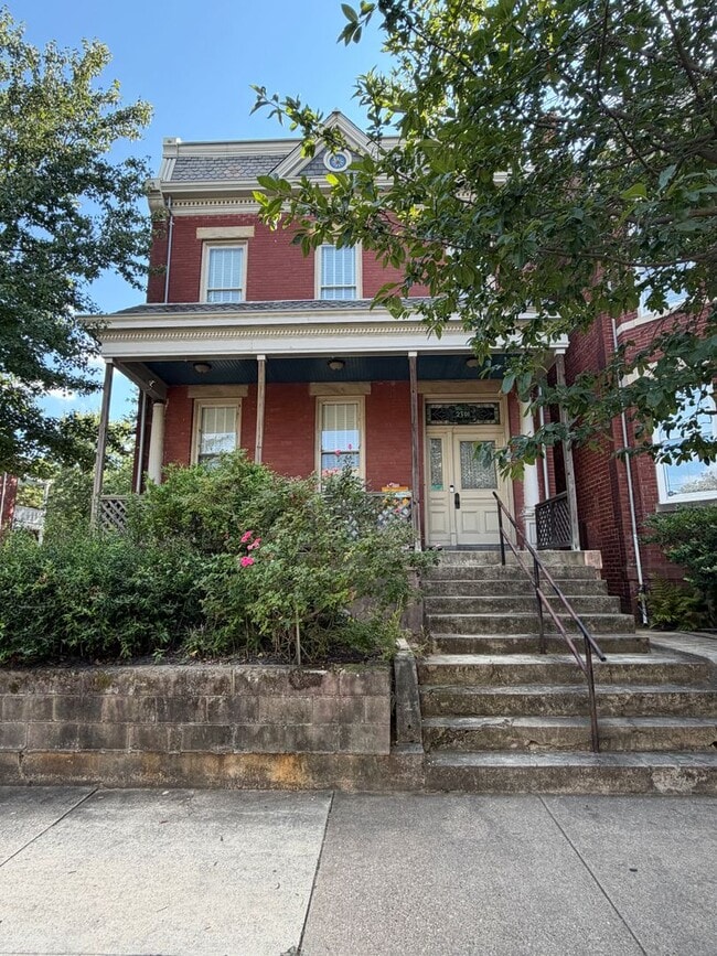 Building Photo - 2301 W Grace St Unit Apt 03