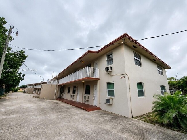 Building Photo - 2917 Plunkett St Unit 17C