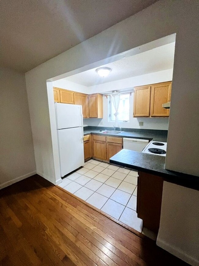 Photo - 410 Farmington Ave