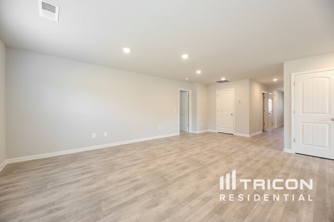 Photo - 927 Equine Dr