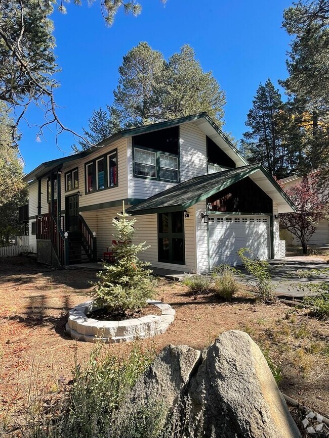 Building Photo - Quiet 4Bd 2Ba home avail. for a 3 month Se...