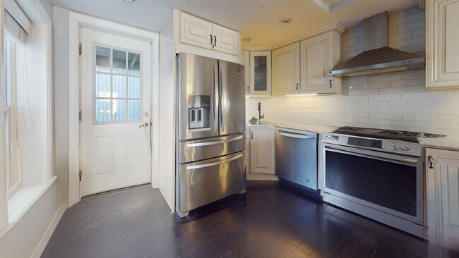 Photo - 215 Bolton St