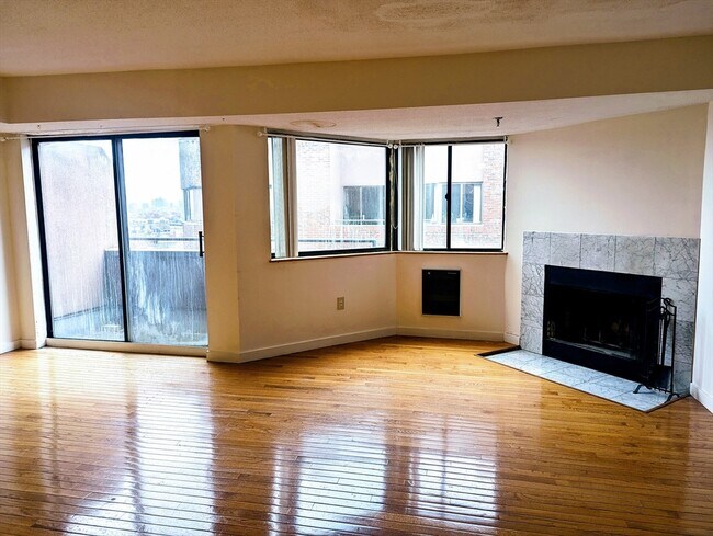 Photo - 147 Kelton St Condo