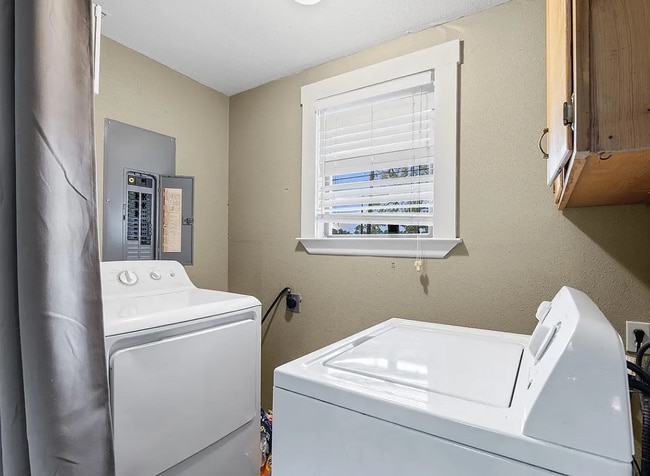 Building Photo - 7 bedroom home 2 min walk from Campus