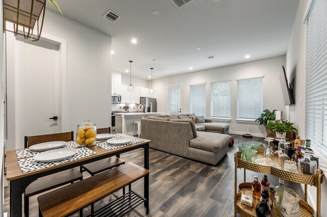 Photo - 5725 White Magnolia St.