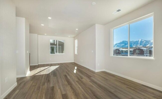 Living room - 913 Garden Ct