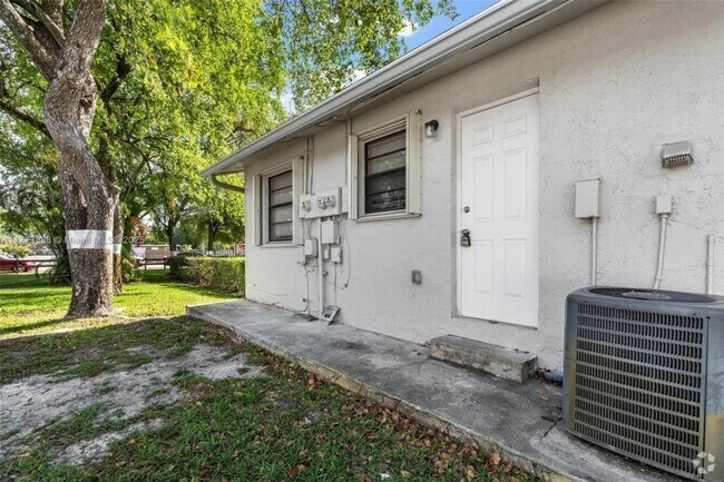 Building Photo - 3 bedroom in Hollywood FL 33021 Rental