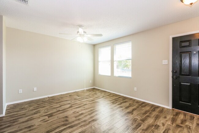 Photo - 321 Daisy Ln