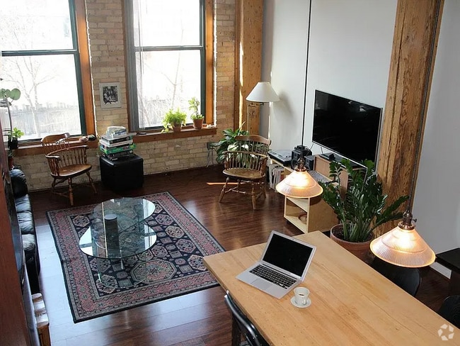 Building Photo - 210 N 2nd St Rental