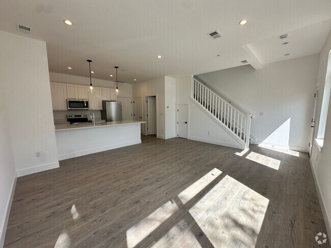 Building Photo - 585-150 Unit 9 Rental