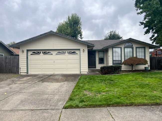 Building Photo - SINGLE LEVEL 3 BEDROOM HOME, FENCED IN YARD