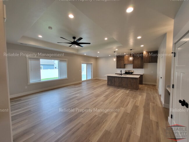 Photo - 557 Sagebrush St